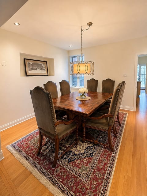 Spacious 5-Bedroom House in Downtown
