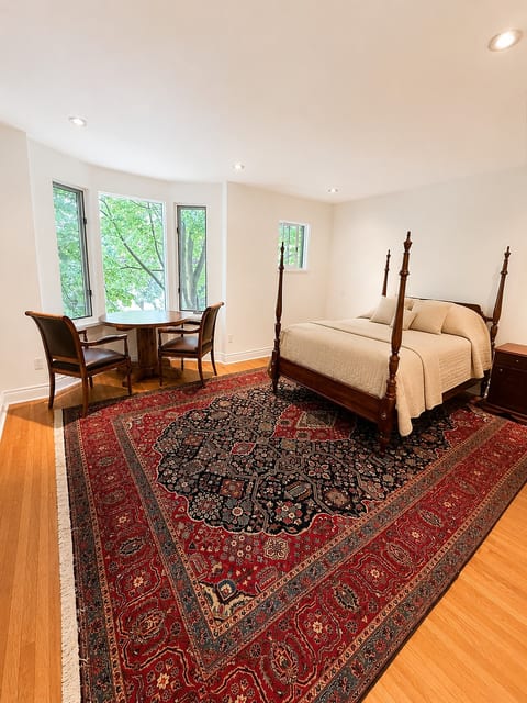 Spacious 5-Bedroom House in Downtown