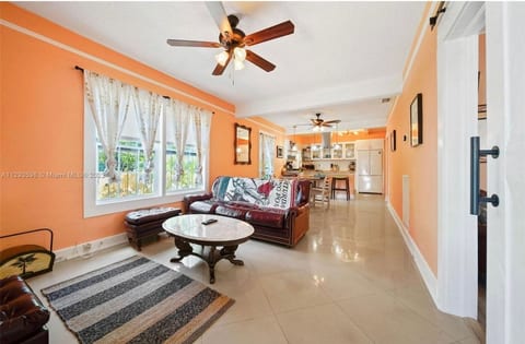 Modern Wynwood Estate | Sleeps [12] | Gated Houses
