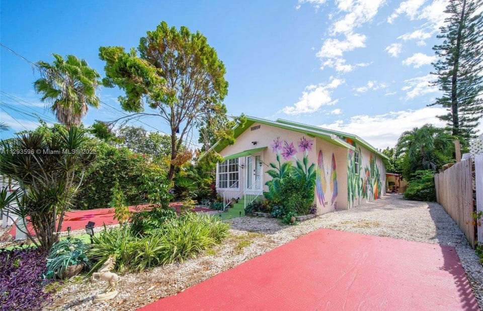 Modern Wynwood Estate | Sleeps [12] | Gated Houses image 1