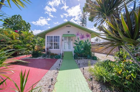 Modern Wynwood Estate | Sleeps [12] | Gated Houses