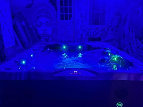 Luxe 5BR ATL HQ: Hot Tub + 15m to Airport & DT