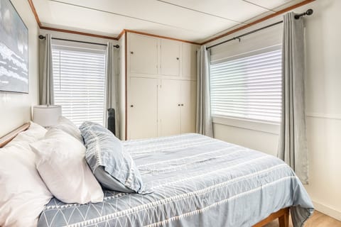 Bedroom 2 - Queen Bed