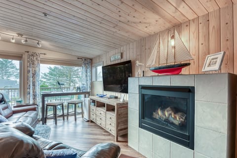Comfortable Living area with Fireplace and TV