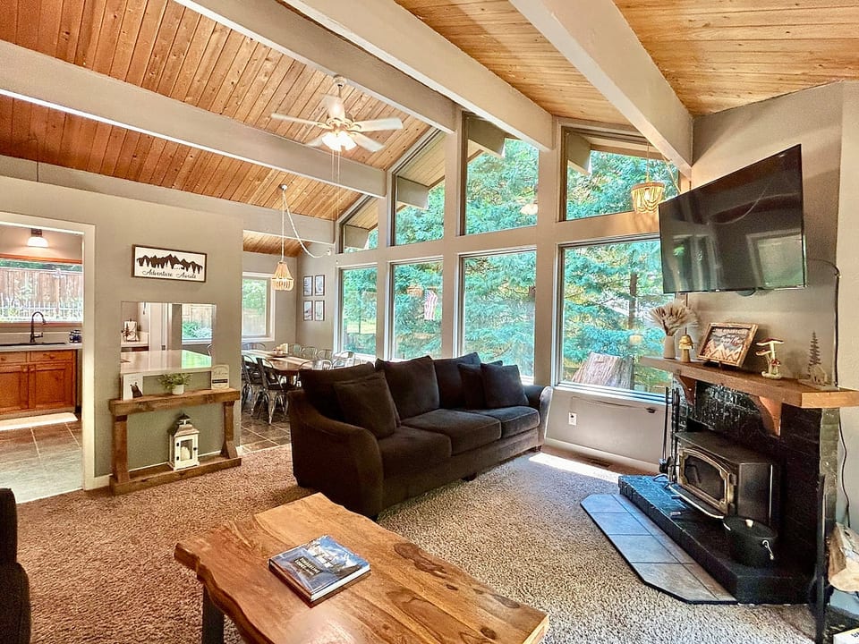 Spacious Mountain Cabin- private, game rm, pets ok image 1