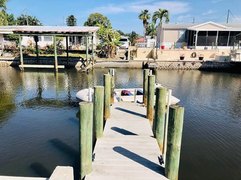 ISLAND TIME! DOCK️POOL‍️KAYAKSBoat to Beach Pets