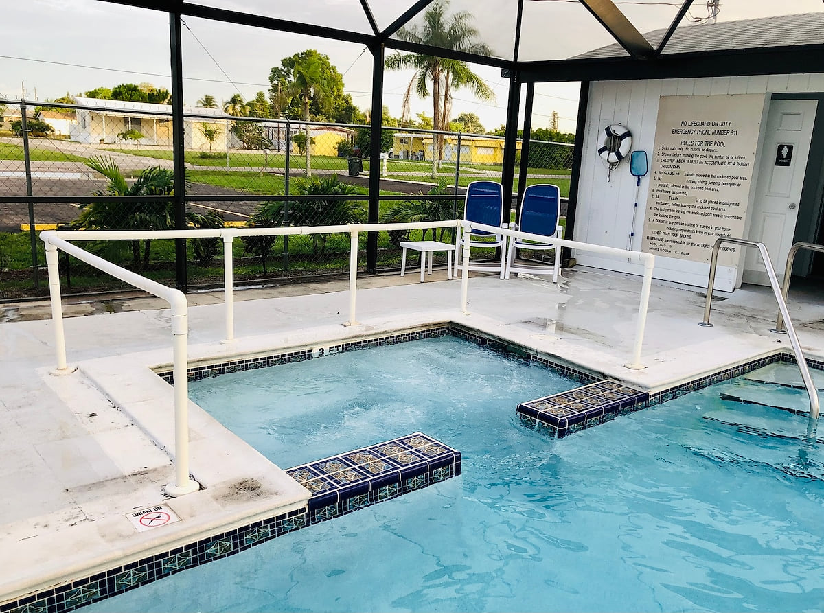 This is a Jet tub as it is open to the pool space! Same temp as pool but lots of jets and bubbles. Very relaxing