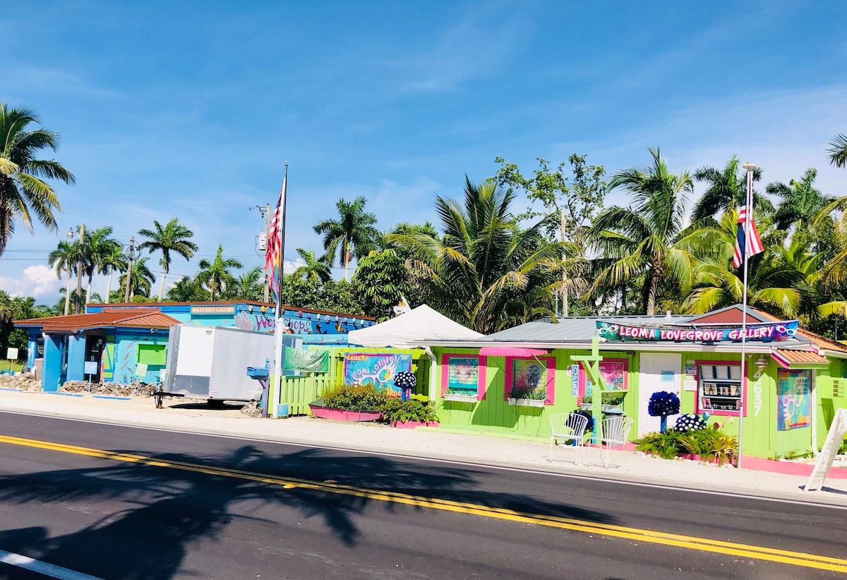 Cute and artsy shops down Matlacha strip!  Fun place to walk.