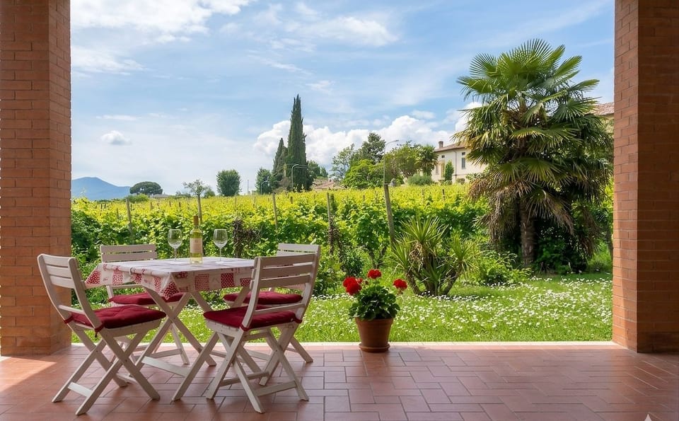 Patio con vista su colline, vigneti e ville storiche