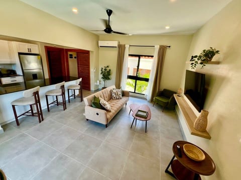 Luxury Vibe 1BR Getaway Short Walk to the Beach 2A