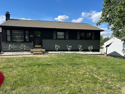 4BR Modern Near Grant’s Farm image 2