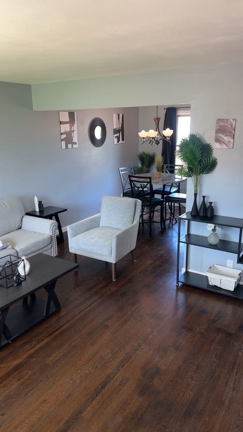 4BR Modern Near Grant’s Farm image 3