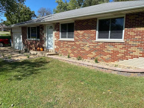 Cheerful 4 bd resident home with hot tub. image 1
