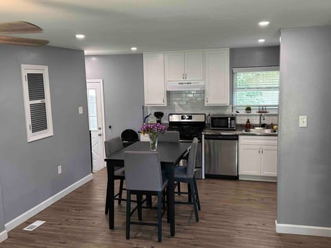 Cheerful 4 bd resident home with hot tub. image 3