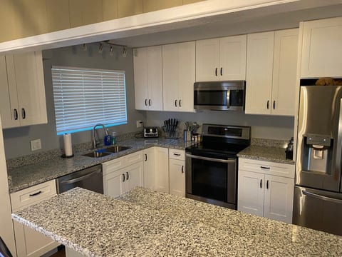 Two blocks from Grants Farm! Pets allowed fenced.