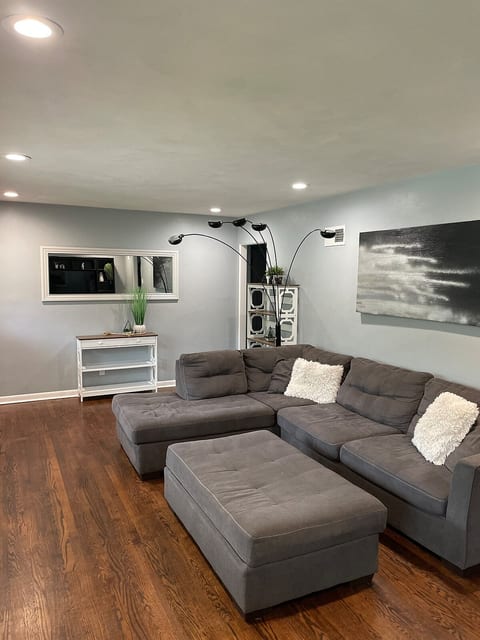 Two blocks from Grants Farm! Pets allowed fenced.