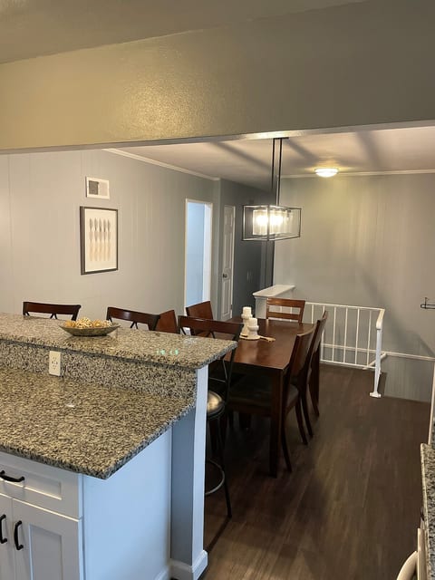 Two blocks from Grants Farm! Pets allowed fenced.