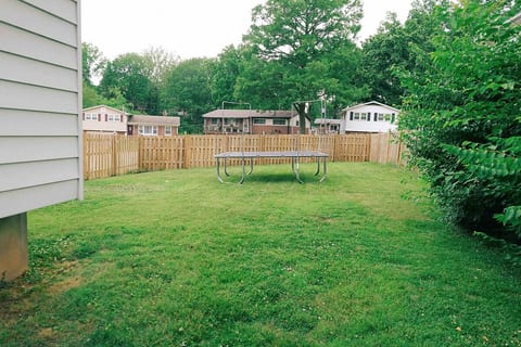 Two blocks from Grants Farm! Pets allowed fenced.