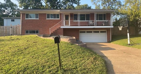 Two blocks from Grants Farm! Pets allowed fenced.
