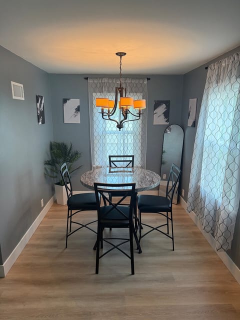 Sappington Retreat Near Grant's Farm, Sleeps 8, Pet-Friendly
