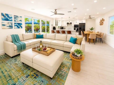 Private Gem - Pool, Game Room, Lounge • Sleeps 14 image 3