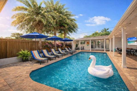 Private Gem - Pool, Game Room, Lounge • Sleeps 14 image 2