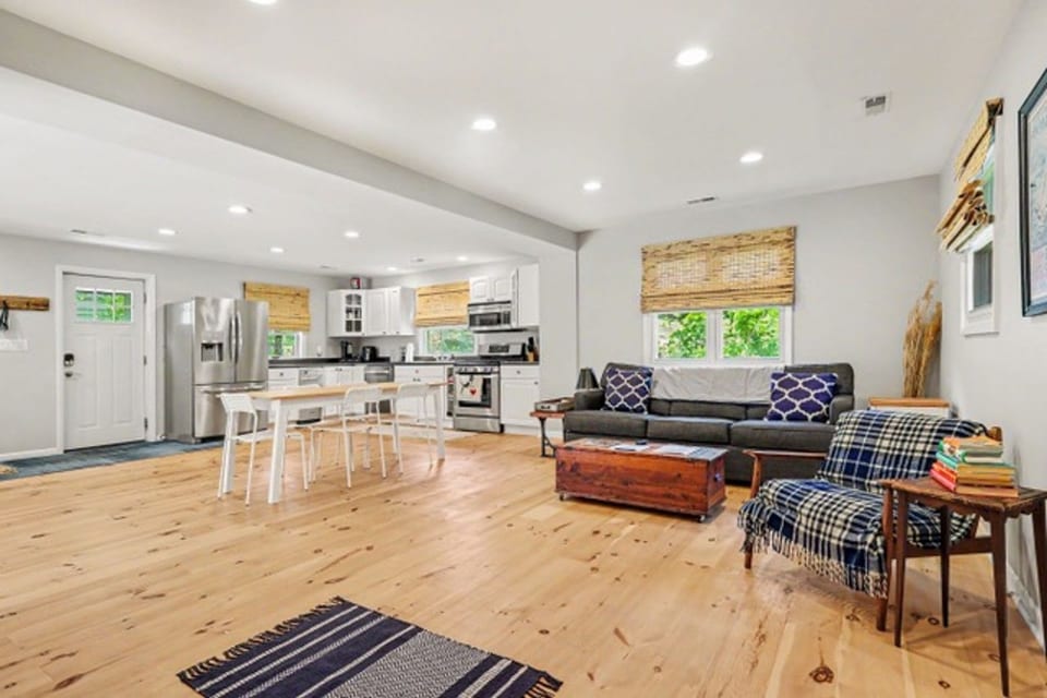 Welcome to Lake Breeze Cottage! 