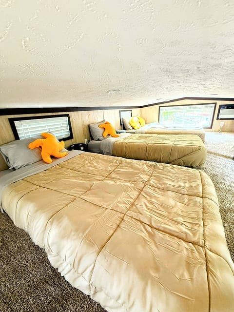 Funky Island - Loft area with three beds, perfect for additional guests.