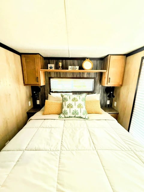 Funky Island - Main bedroom, offering comfort and a relaxing atmosphere.