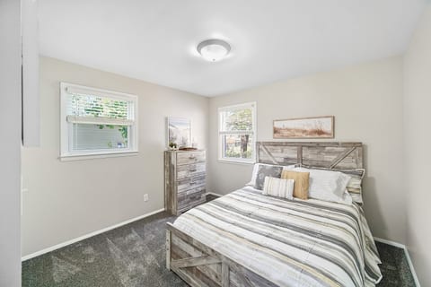 Queen Bedroom w/closet