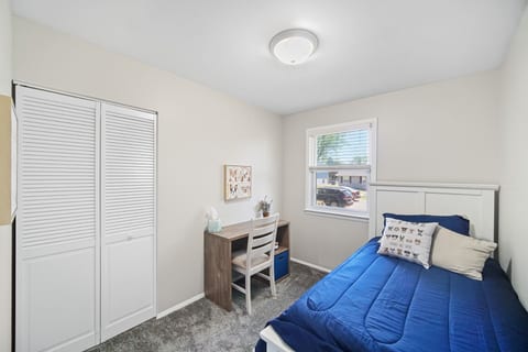 Twin w/closet and desk (workspace)