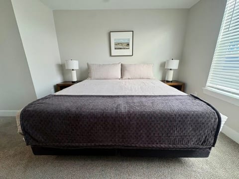 Unit 8, Upper, King Bed