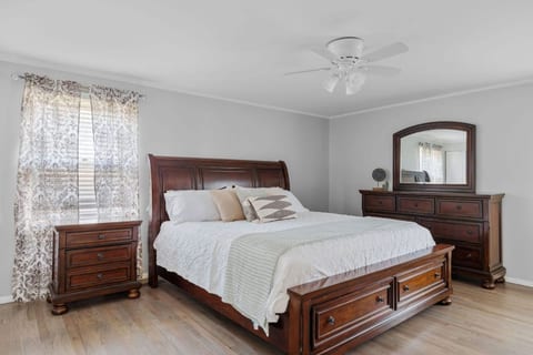 Hot Tub, 5 Bedroom Home near Park - MTM Premier