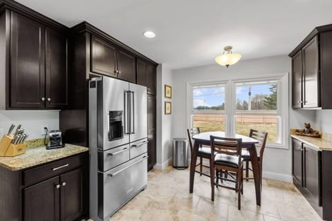 Hot Tub, 5 Bedroom Home near Park - MTM Premier
