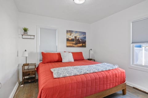 MTM Premier, 2 King Beds, Fenced Yard