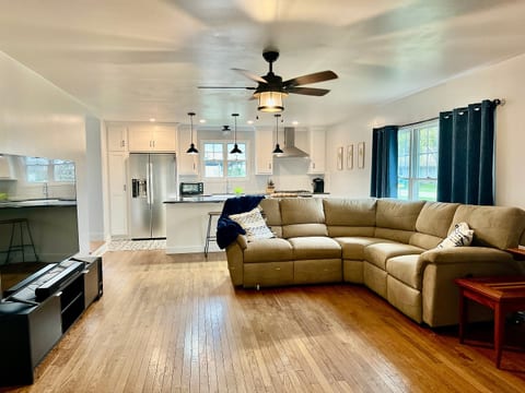 Maple City Manor/Sleeps 4/ 2 bed/ 2Bath