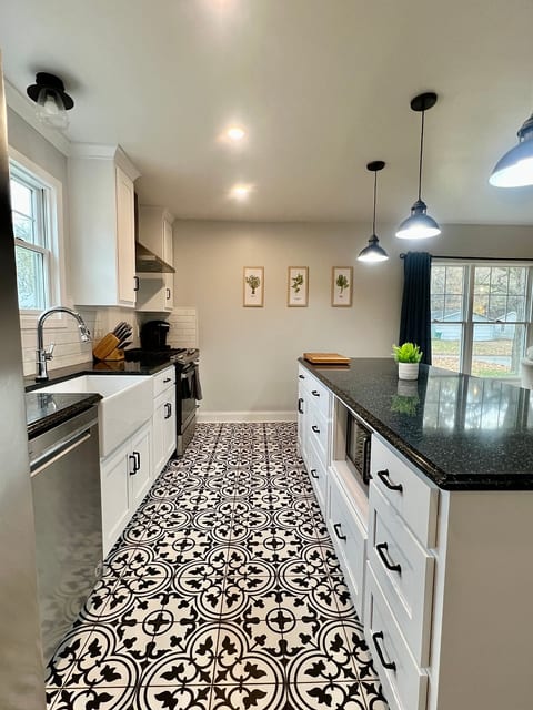 Maple City Manor/Sleeps 4/ 2 bed/ 2Bath