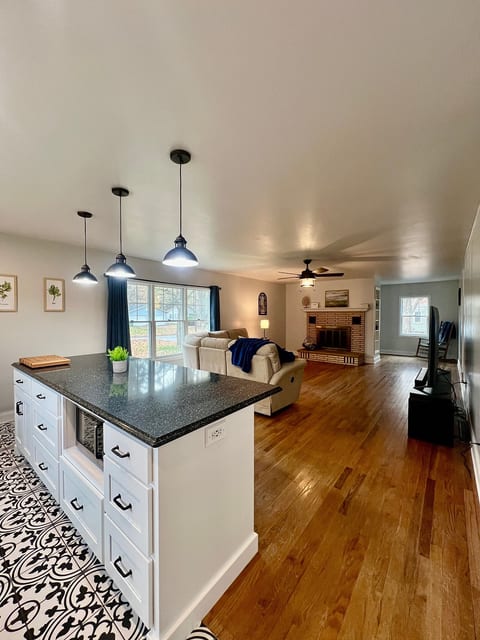Maple City Manor/Sleeps 4/ 2 bed/ 2Bath