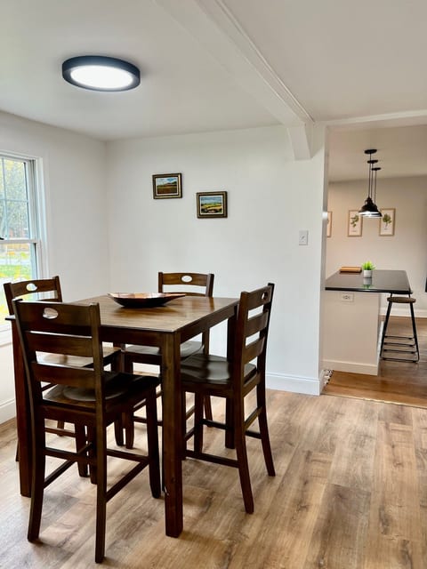 Maple City Manor/Sleeps 4/ 2 bed/ 2Bath