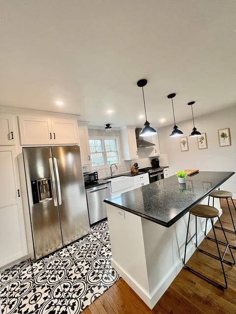 Maple City Manor/Sleeps 4/ 2 bed/ 2Bath
