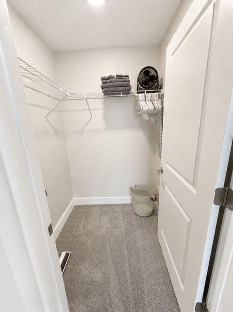 Unit 6, 1 Bedroom, Upper, King Bed