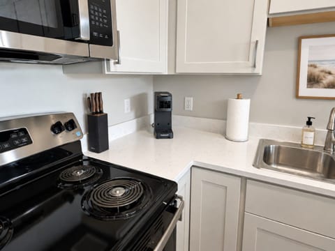 Unit 6, 1 Bedroom, Upper, King Bed