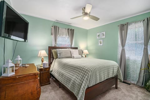 Get some rest in this lovely bedroom with Full size bed.