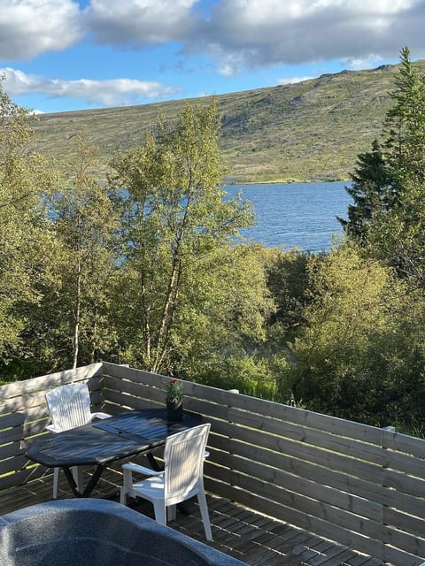 Cosy Cabin Escape with Hot Tub & Lake View