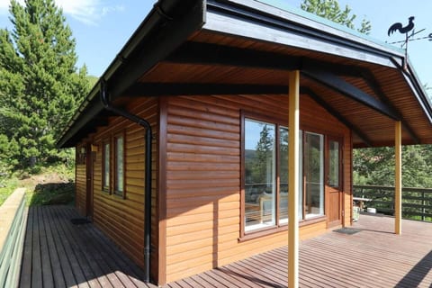 Cosy Cabin Escape with Hot Tub & Lake View