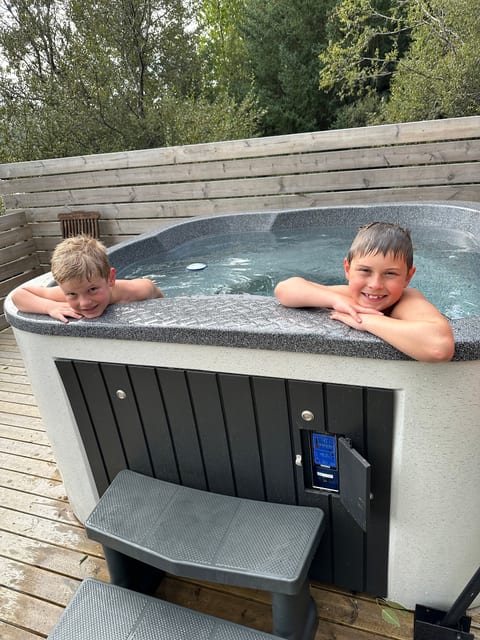 Cosy Cabin Escape with Hot Tub & Lake View