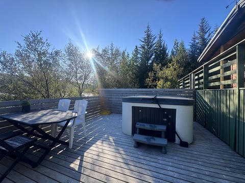 Cosy Cabin Escape with Hot Tub & Lake View