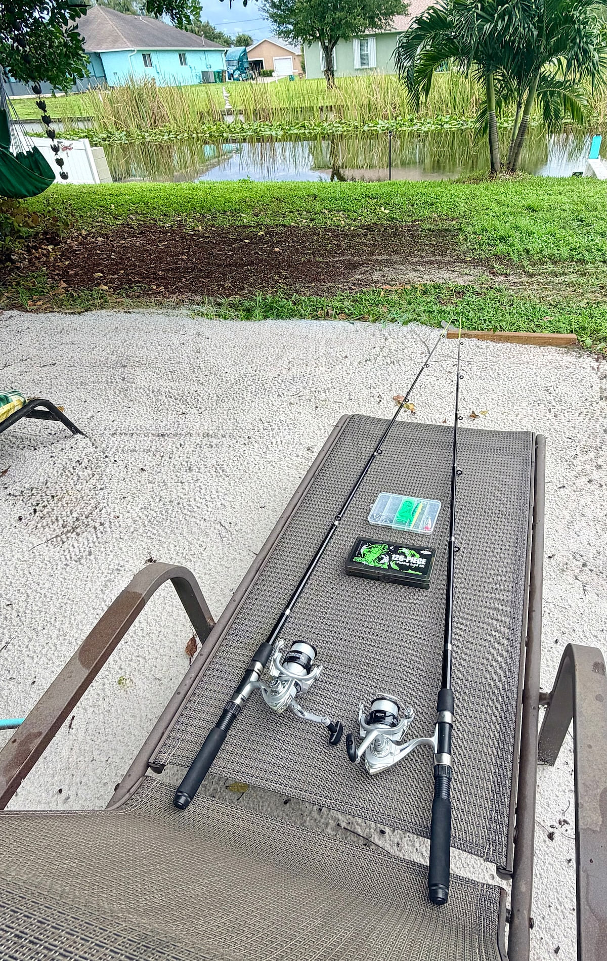 2 fishing rods provided with some accessories to use