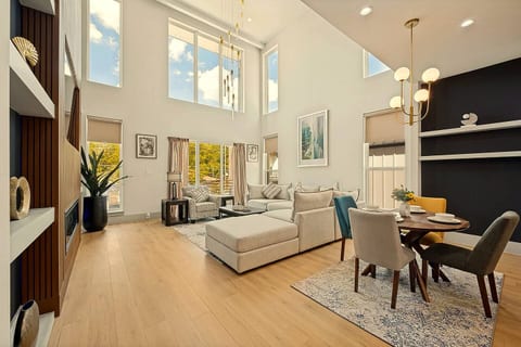 Dallas Skyline Rooftop | Modern 5BR 4.5BA Retreat