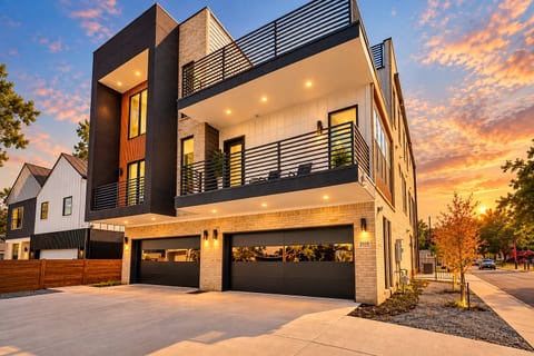 Dallas Skyline Rooftop | Modern 5BR 4.5BA Retreat
